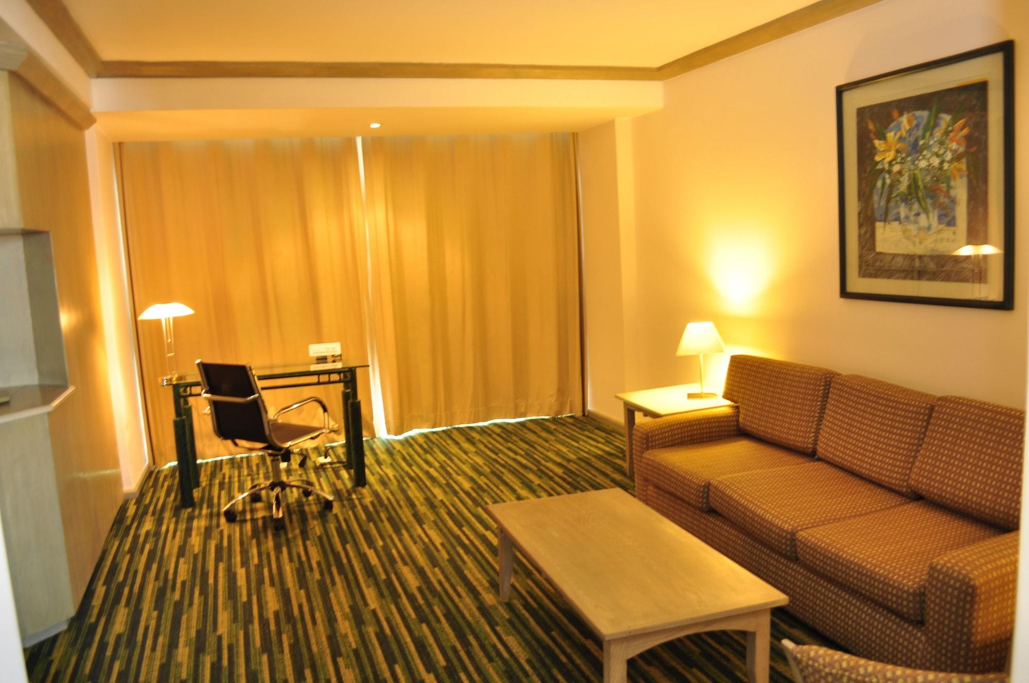 Radisson Paraiso Hotel Mexico City Luaran gambar A living room in a typical hotel suite