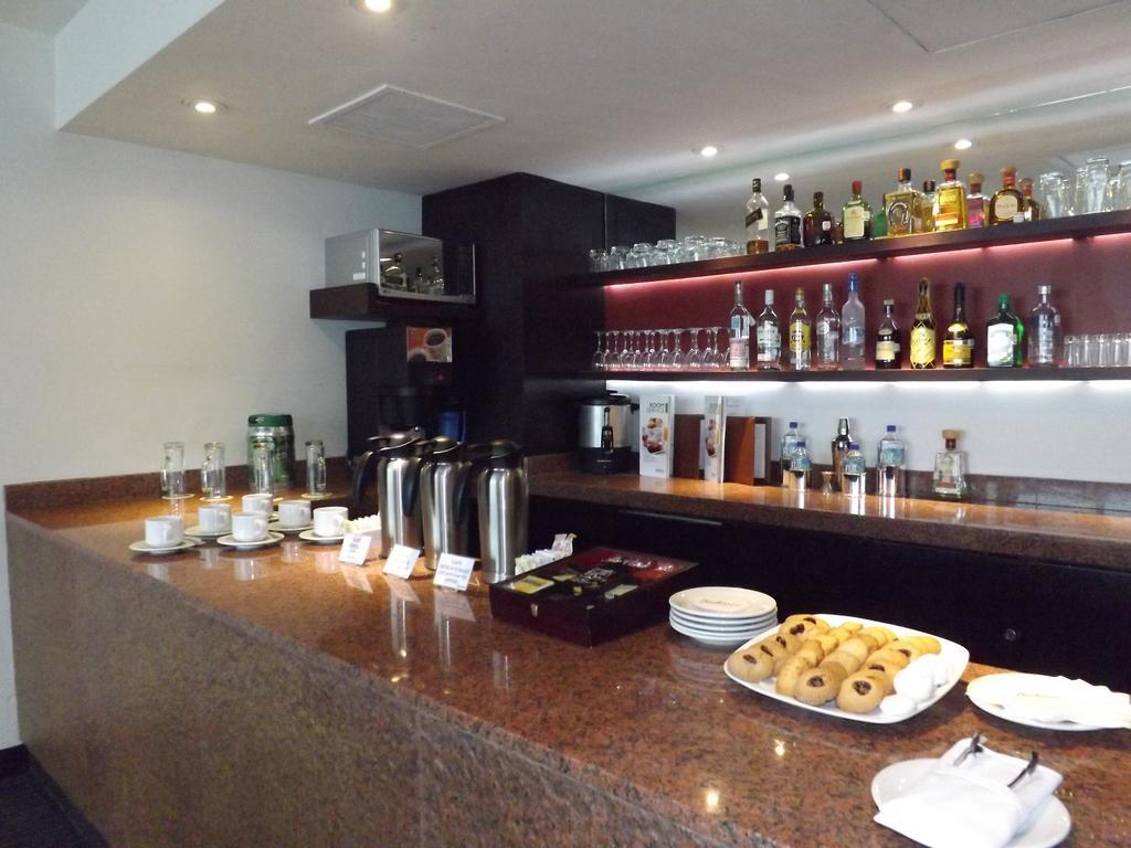 Radisson Paraiso Hotel Mexico City Luaran gambar The bar at the lounge