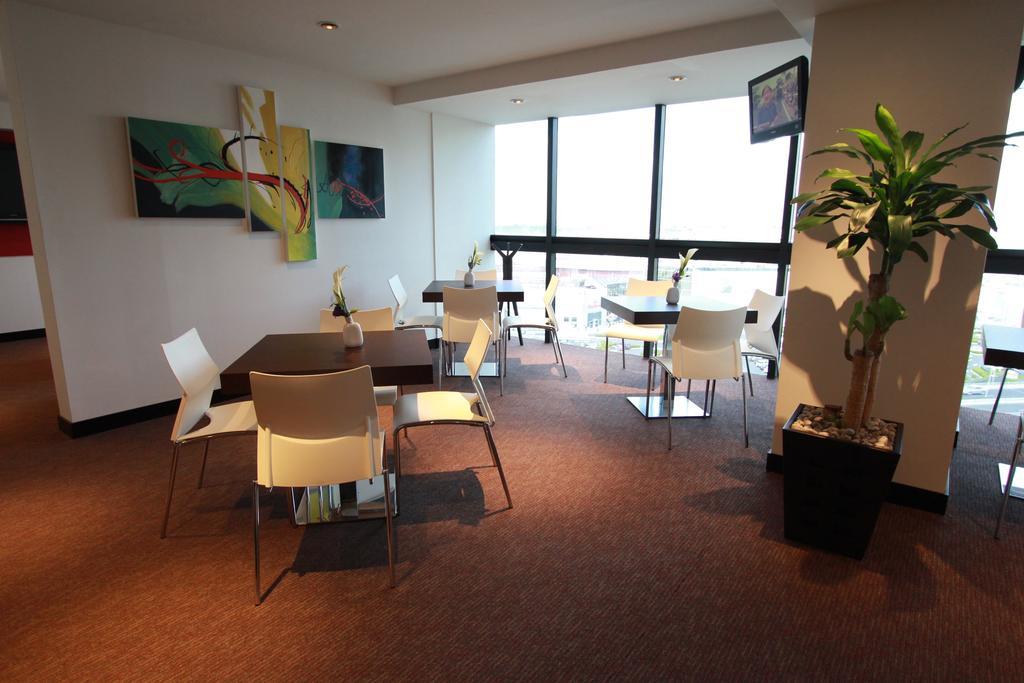 Radisson Paraiso Hotel Mexico City Luaran gambar The lounge at the airport